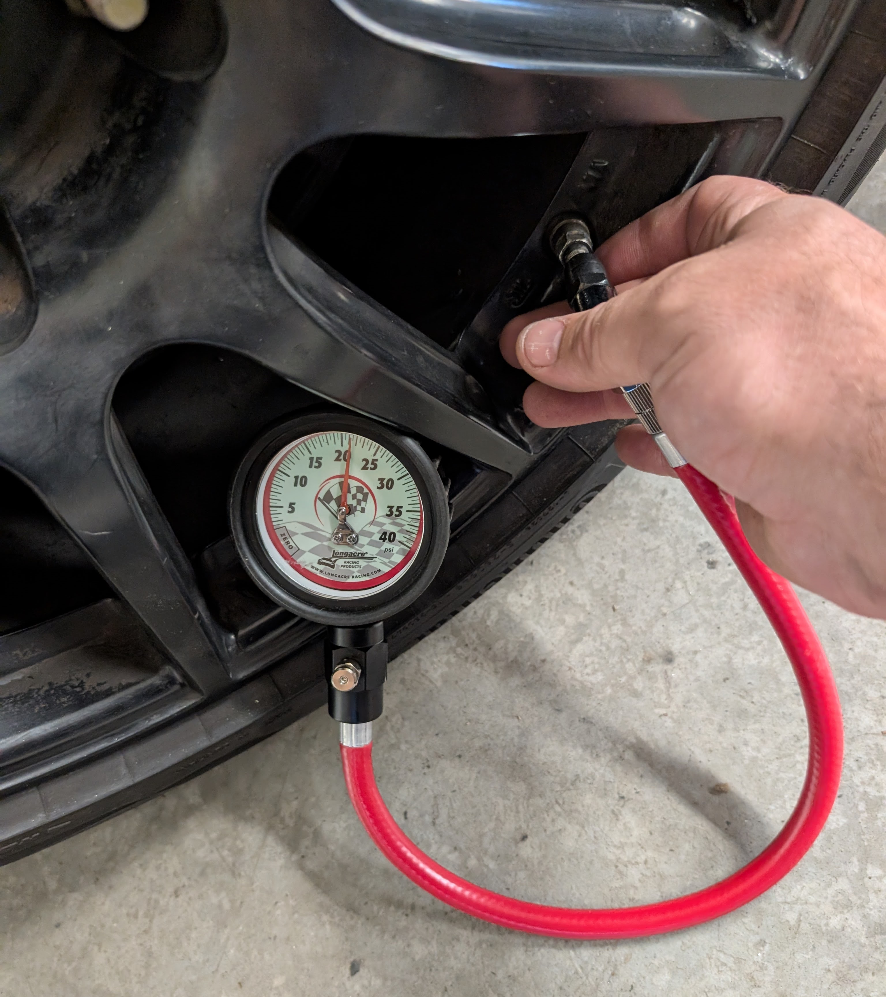 A longacre 0-40 PSI gauge on a C5 Corvette Apex SM-10 ET57 wheel in black, showing about 21psi cold